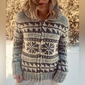 HANDMADE knit cowichan wool snowflake pattern sweater size XS/small grey/cream